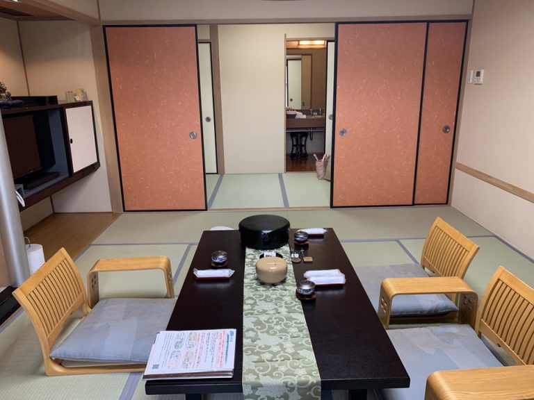 部屋の中窓側から