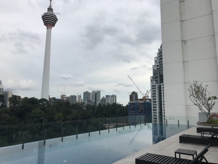 ホテル最上階である21階にプールがあります。コロナの影響で閉鎖でしたが、入れるとしたら、KLタワーを眺めながらちょっとしたインフィニティープールを楽しめたはずです。本来のプールに入れる時間帯は朝7時から夜9時までです。