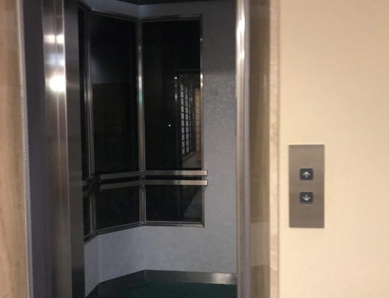 エレベーター 内観