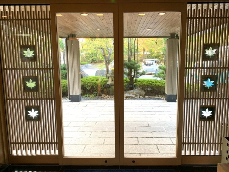 エントランス内観はもみじがあしらわれている自動ドアが風情がある2