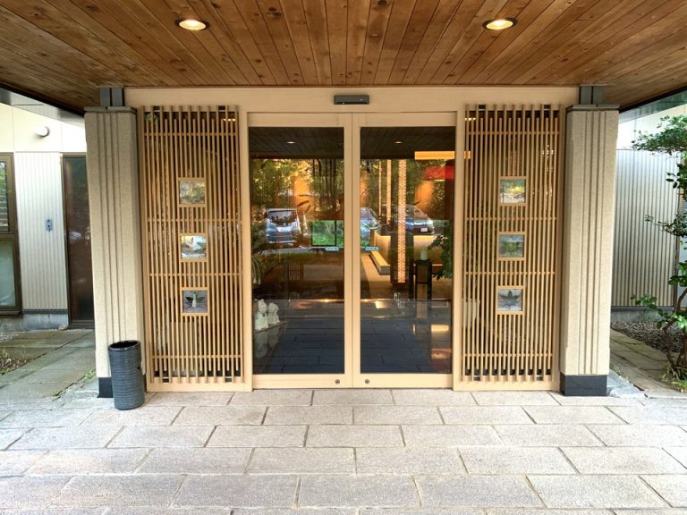 エントランス外観は木の格子がほどこされた自動ドアが風情がある2