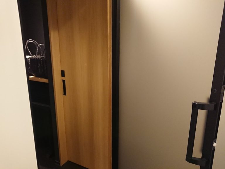 シャワーブース内から入口