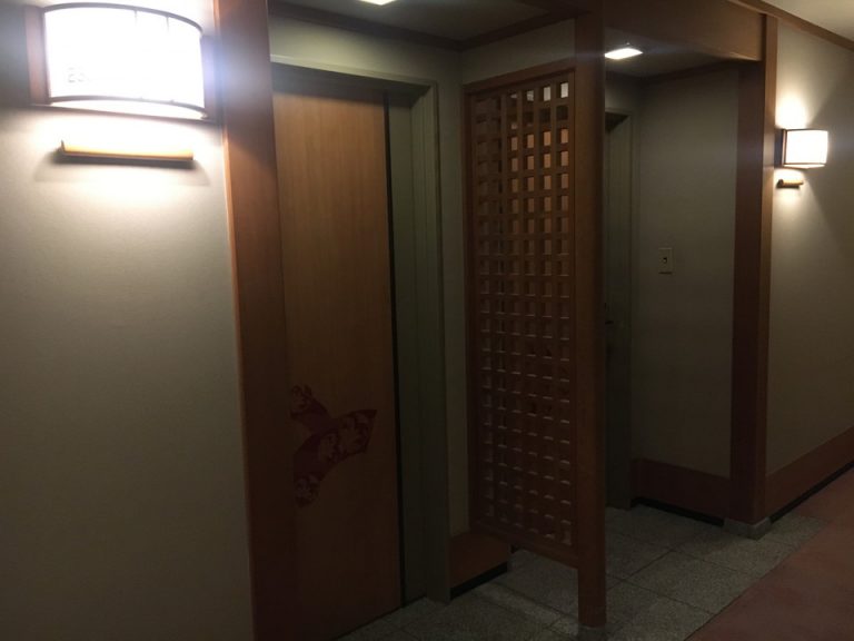 客室入り口