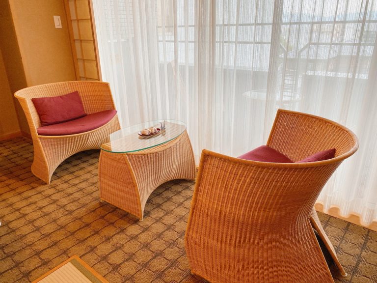 椅子とテーブル