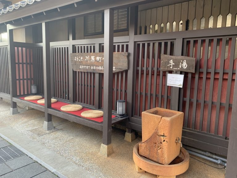 旅館入り口近く 手湯と休憩スペース