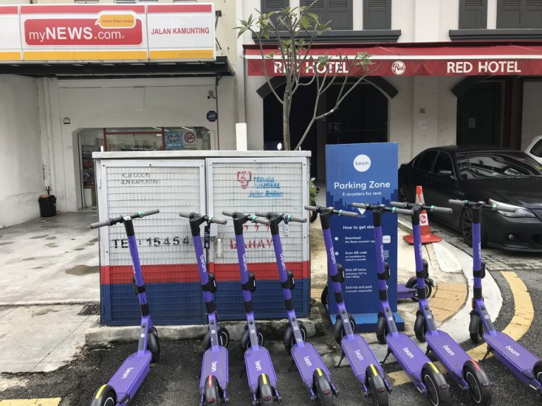 ホテルを出てすぐ左手のコンビニ前には、アプリを登録して使用する、レンタルスクーターのスポットがあります。これで散策も良いかもしれません。