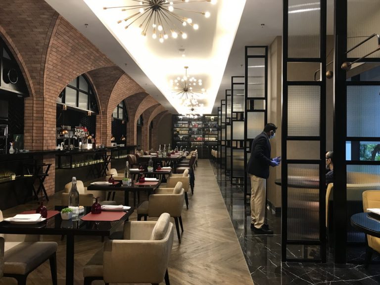 朝8時に行くと、他のお客さんは一組のみでした。レンガを基調にしたヨーロッパのレストランのような雰囲気です。(1)