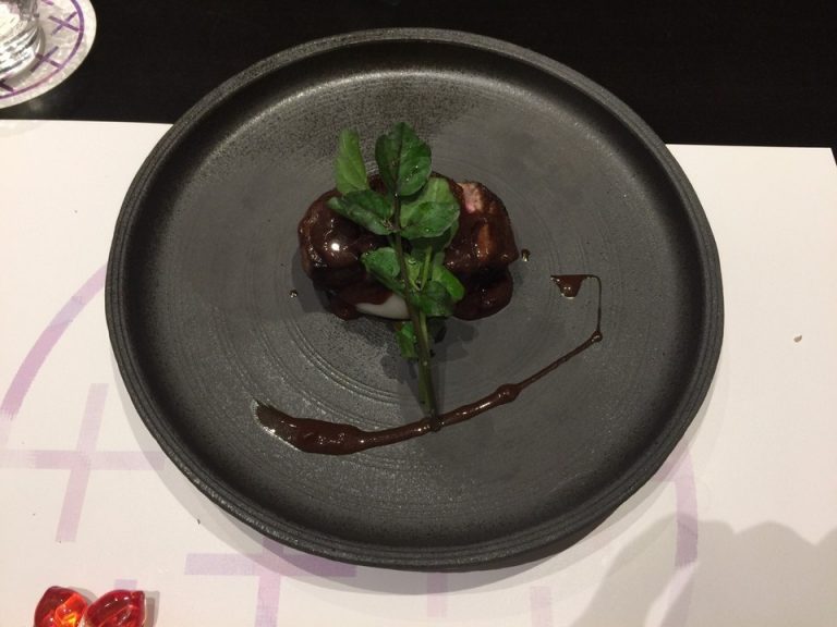 メインは黒毛和牛ステーキ ポルチーニ茸の赤ワインソース