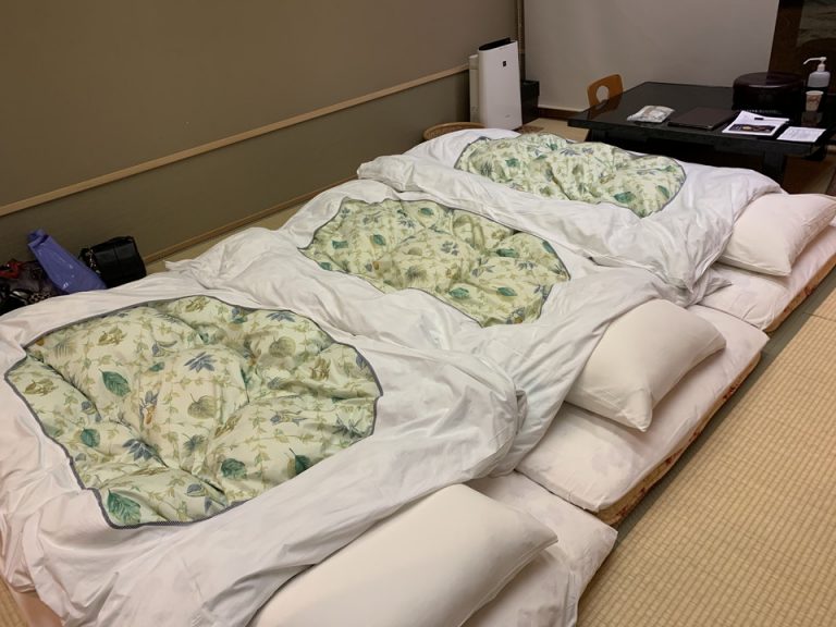 布団準備後の客室(2)