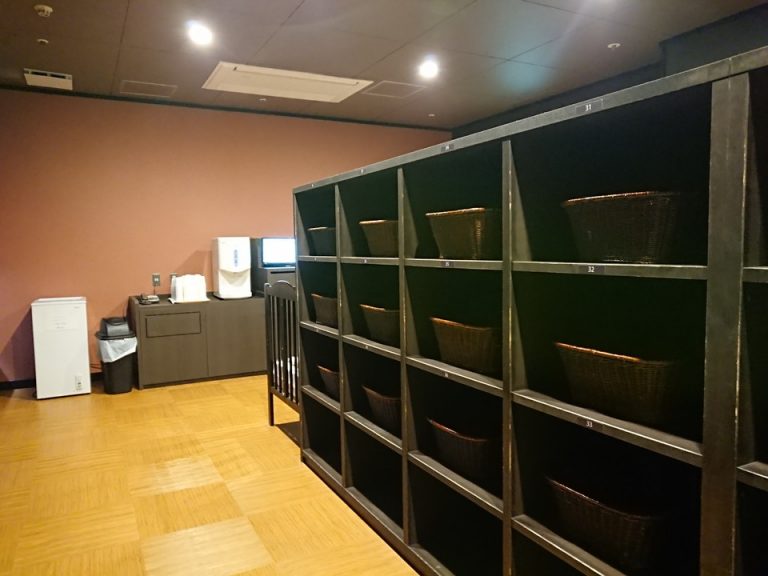 脱衣所_飲料水とアイスキャンディーが用意されています