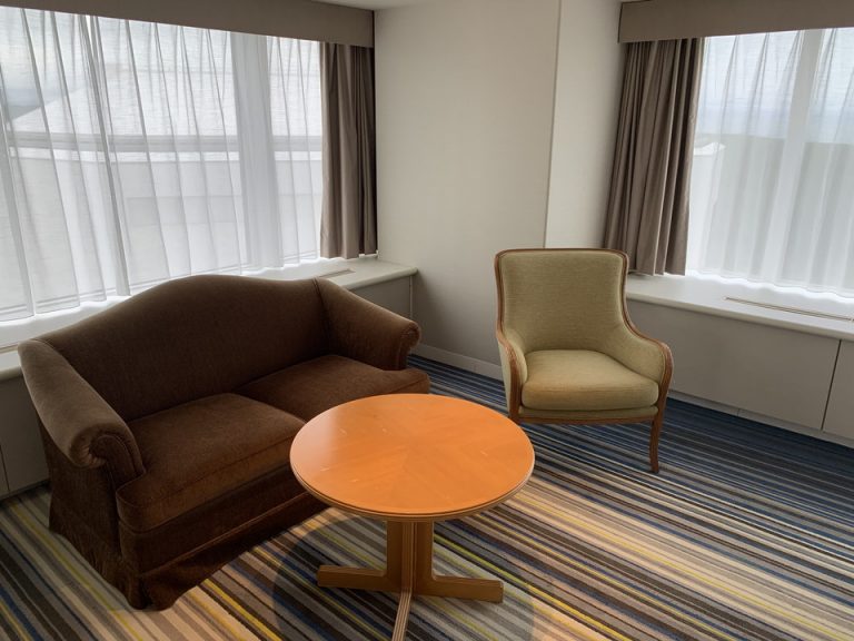 サイドデスク、ソファー