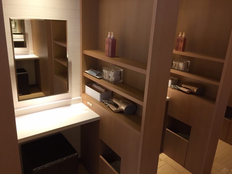 温泉施設のパウダールーム