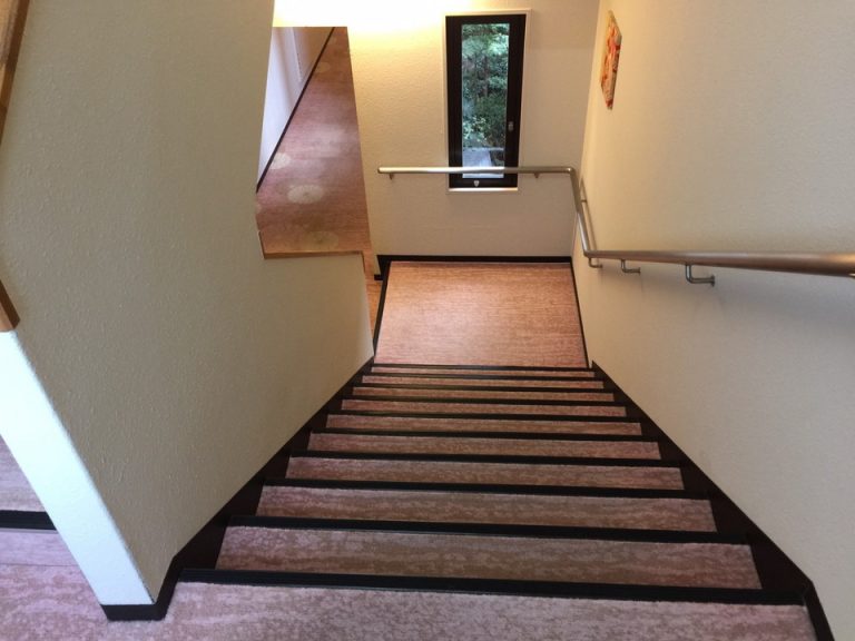 3階から4階は階段での移動になります