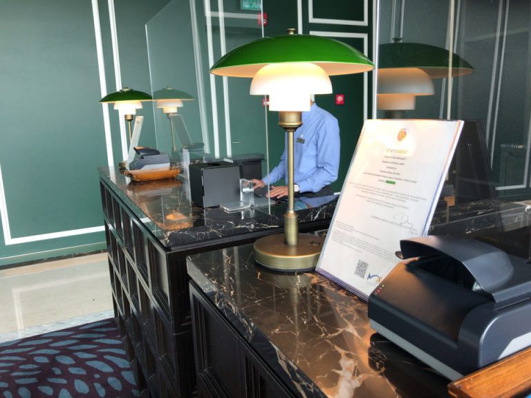 フロントカウンターです。スタッフは平常2人おり、カウンターも二組対応できる広さです。
