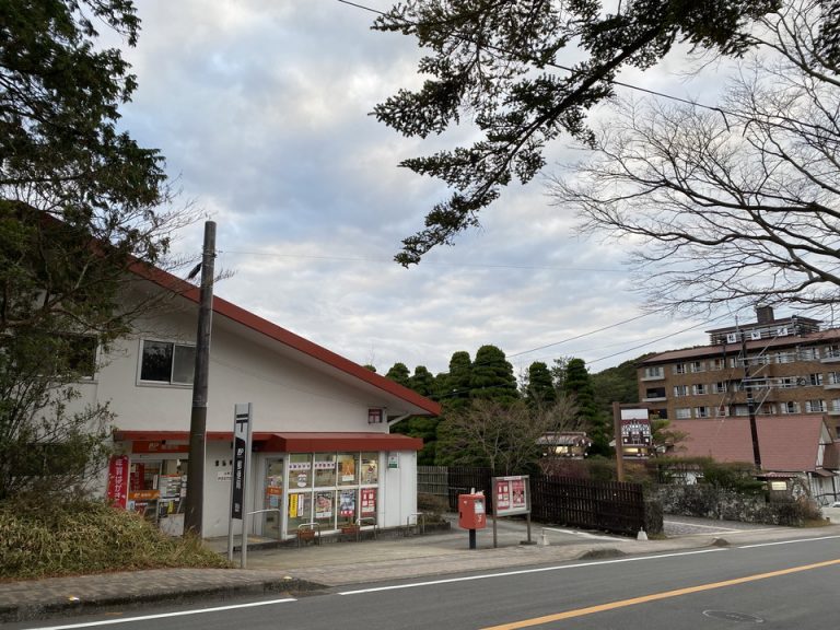 ホテルの隣は郵便局