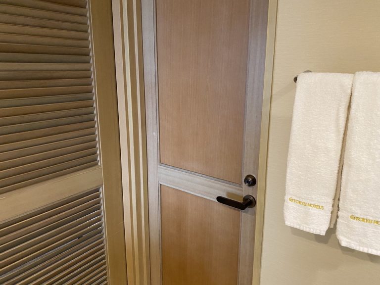 トイレ入口ドア