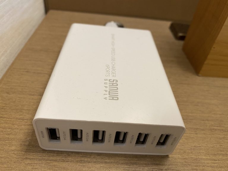 充電器・ベッドの隣にありました