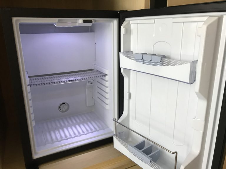 冷蔵庫(開けた状態)です。冷蔵のみで冷凍スペースはなく、中には何も入っていませんでした。