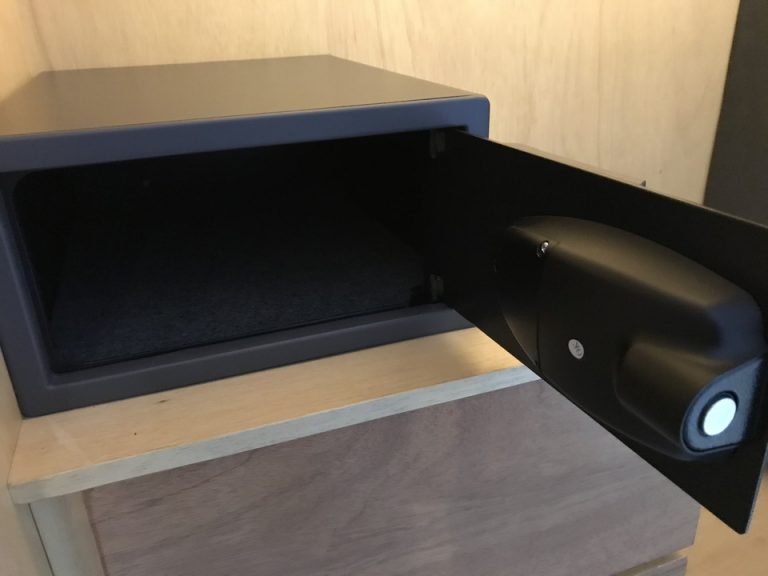 セーフティーボックス(開けた状態)です。大きさはよくあるタイプの大きさです。