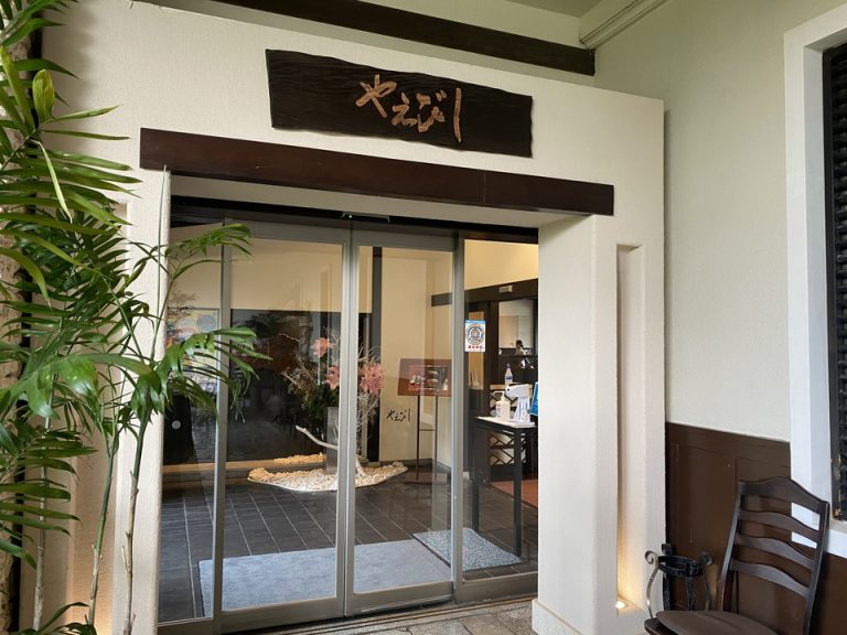 朝食会場入り口・薪を使って釜で炊いたこだわりの朝食・ミニブッフェ付(1)