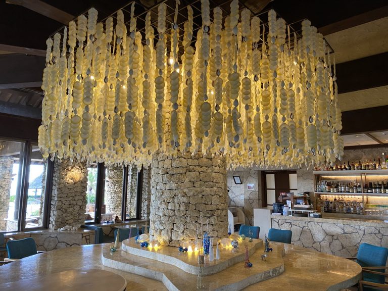 ランチ利用・バー「ムーンシェル」※約7,000枚の貝殻