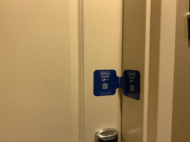 客室入り口外観ドア