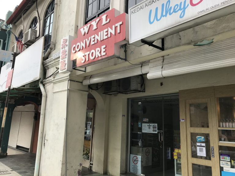 ホテルの斜め前に、個人経営のコンビニがあります。ホテルの冷蔵庫は空ですが、こちらで水やジュース、菓子類を購入することができます。夜間は閉店していましたし、休業日もあるようなので、その点は注意が必要です。。