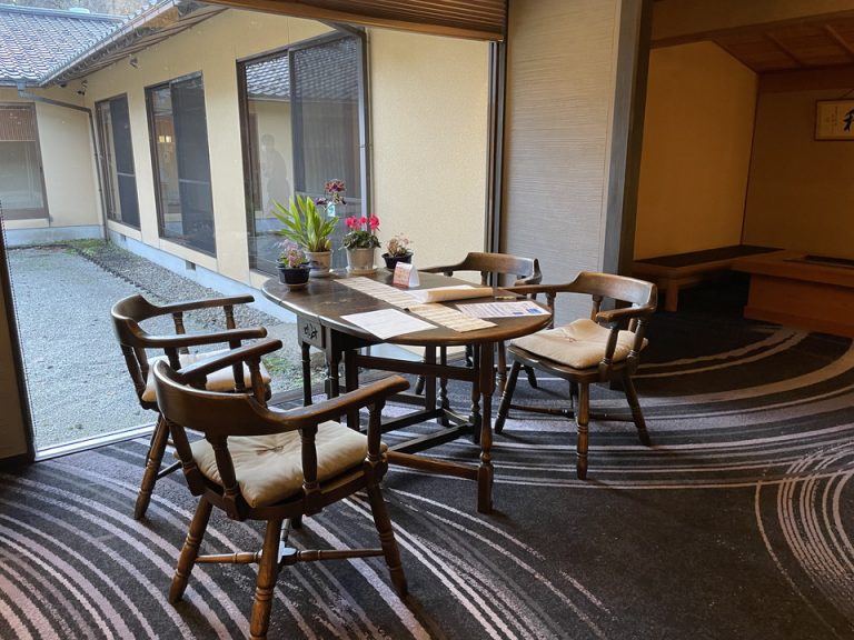 フロント前のテーブルと椅子