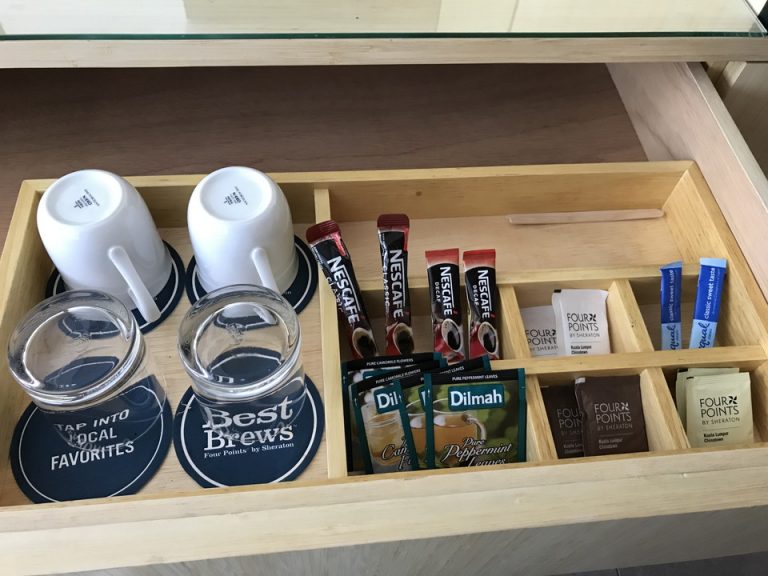 ミニバー・カフェコーナーです。コーヒー、デカフェコーヒー、紅茶と砂糖がありました。(1)