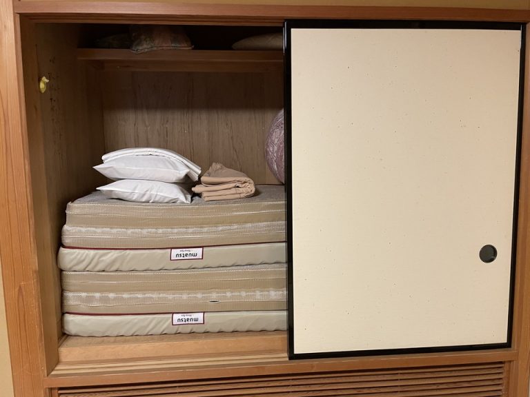 分厚いマットレス