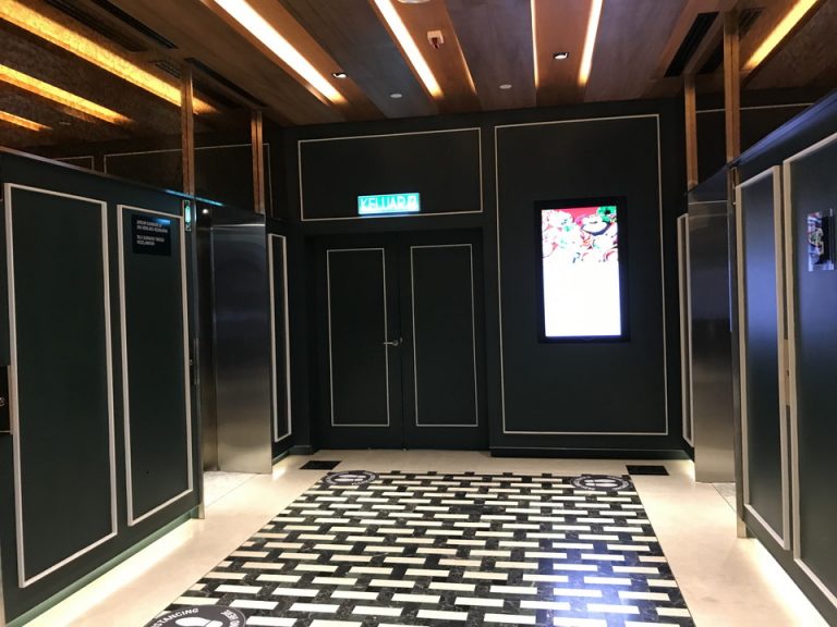 エレベーターホールフロント階です。エレベーターは4台あり待たされることはありませんでした。