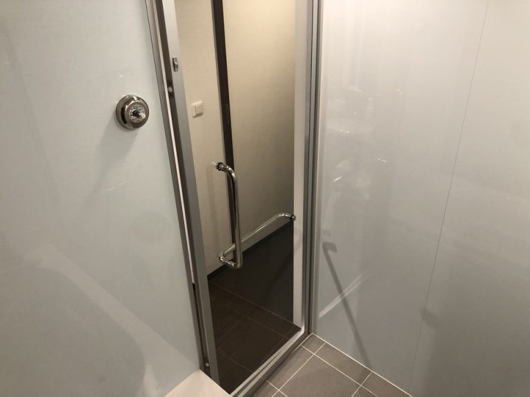 バスルーム内から入口