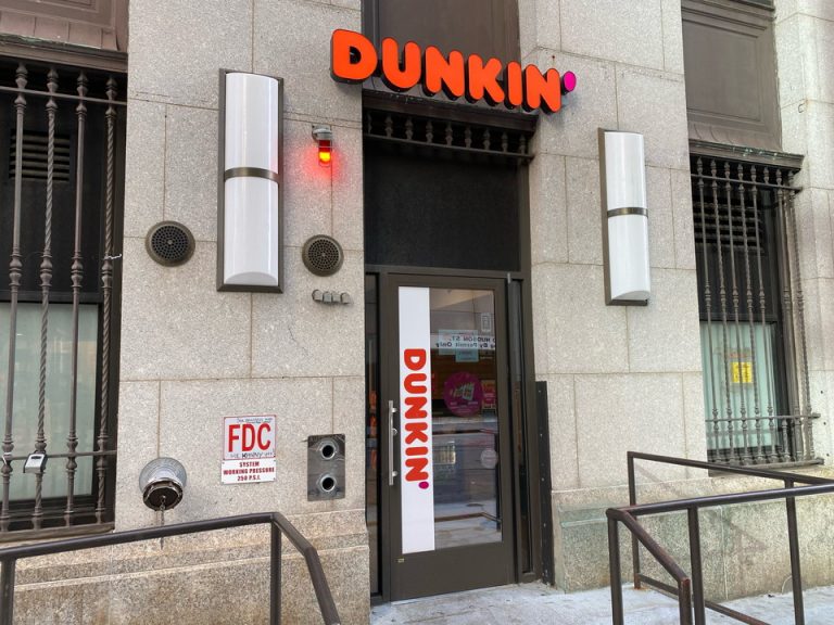 ホテル建物一階にはダンキンドーナツがある