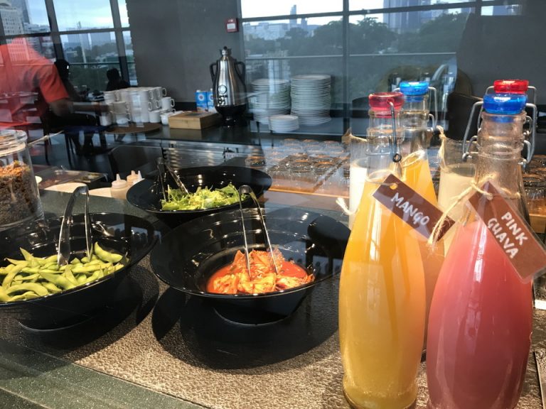 こちらは野菜サラダとフルーツジュースのコーナーです。