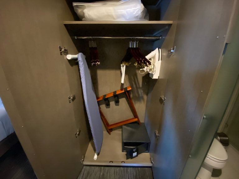 クローゼット内観