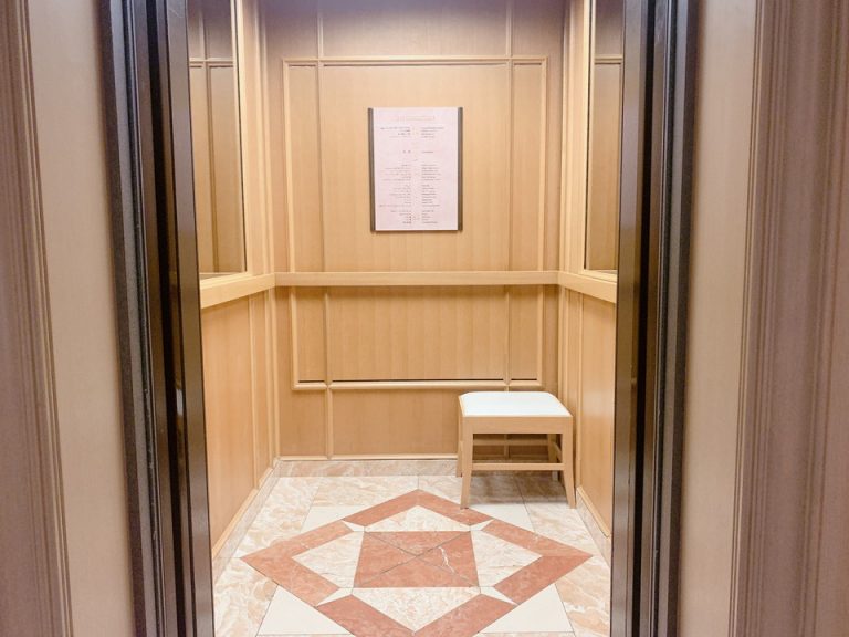 エレベーター内