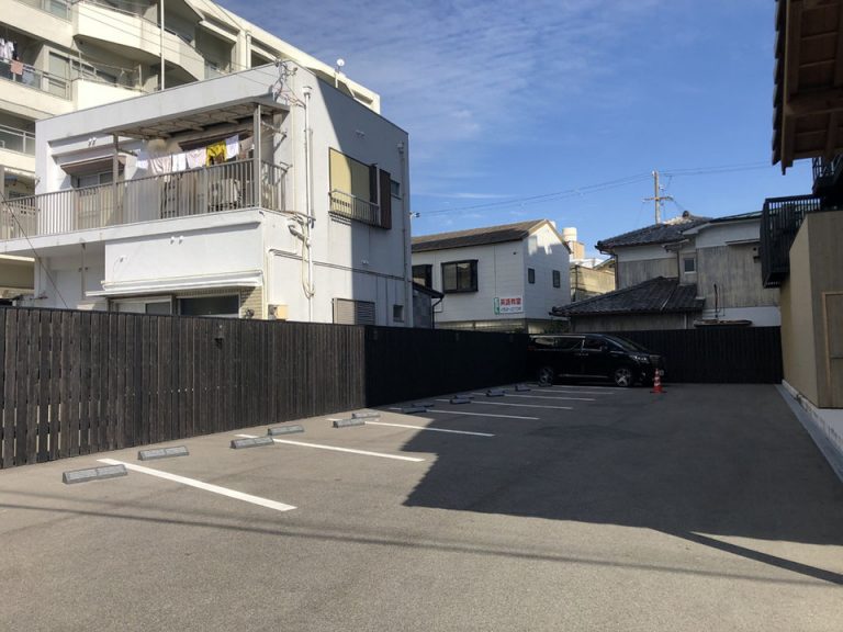 ホテル横駐車場