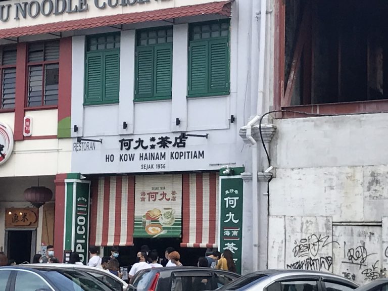 ホテルの目の前に「阿九茶店」というマレーシア風軽食(カヤトーストや甘いコーヒーやゆで卵)の有名店があります。お昼は長蛇の列になるほどの人気ですが、朝7時半くらいですと並ばないで入れます。ホテルの目の前ならば、朝食として行くのもおすすめです。