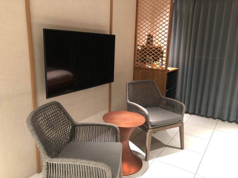 ソファ、テレビ