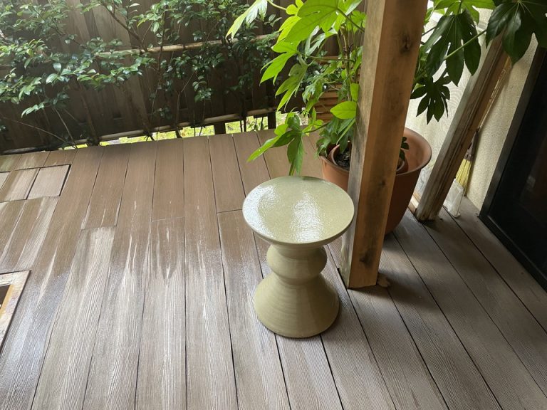 客室露天風呂には椅子もあり