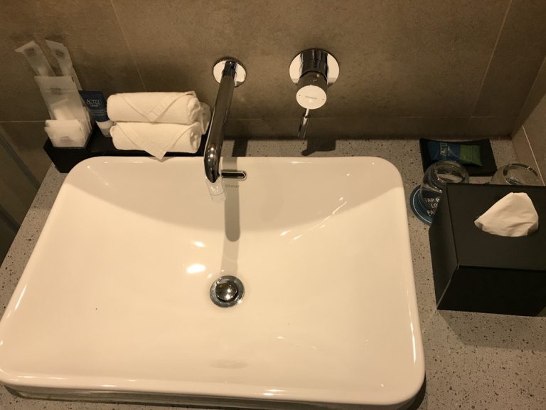 洗面台全体です。使い易い高さと大きさでした。(1)