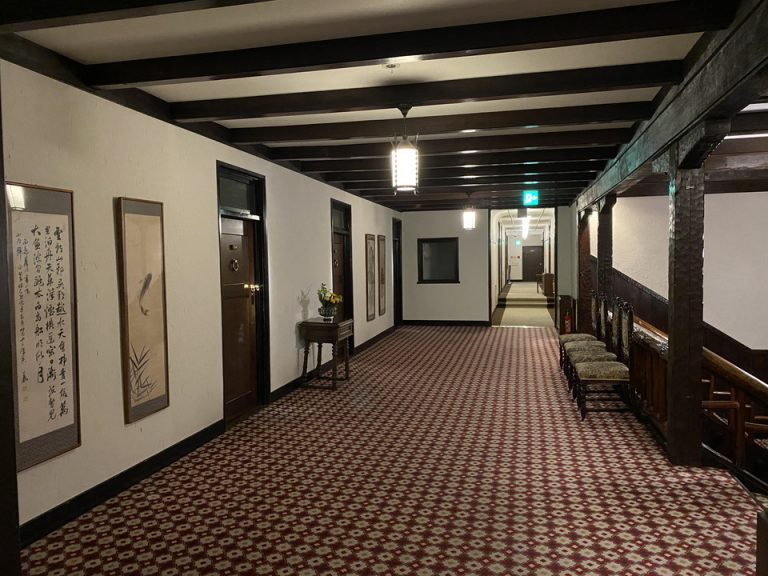 メイン階段 3階踊り場