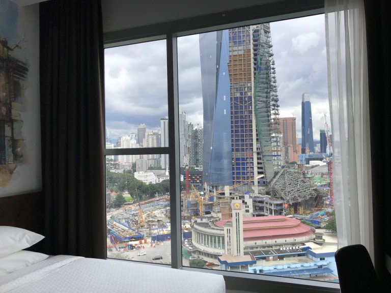 客室窓です。大きく、明るい光が入ります。こちらのお部屋は、ホテルエントランスと逆側を向いたお部屋です。 (1)