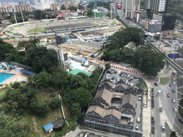 同じくお部屋からの眺めです。右手端の中国風の建物は陳氏書院、その上はスタジアムネガラ、その少し左上には小さくモスクの屋根が見えます。様々な人種が混合するマレーシアらしい景色です。。