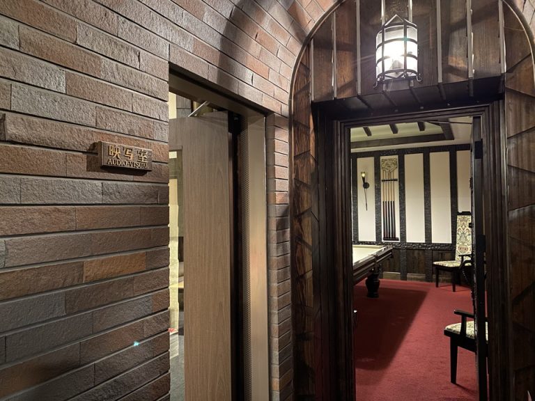 映写室と撞球室