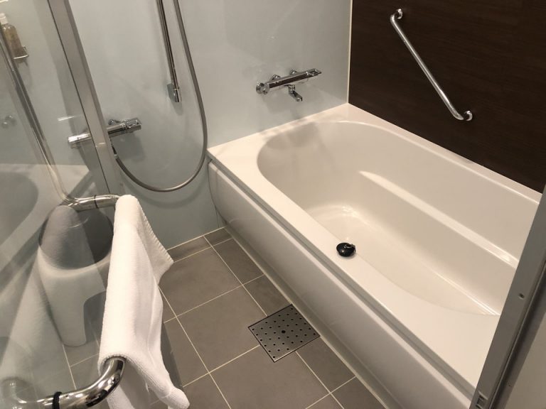 バスルーム入口から全景