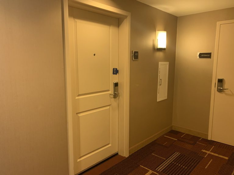 客室入り口外観