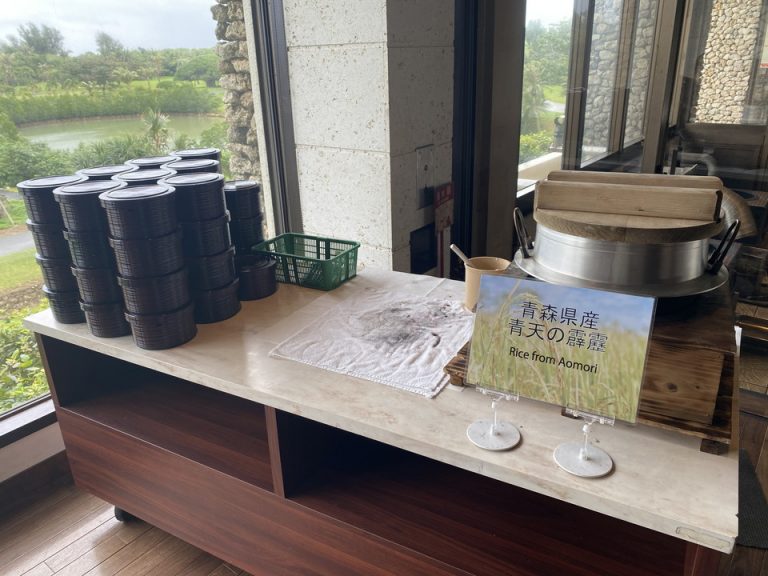 朝食会場・薪を使って釜で炊いたこだわりの朝食