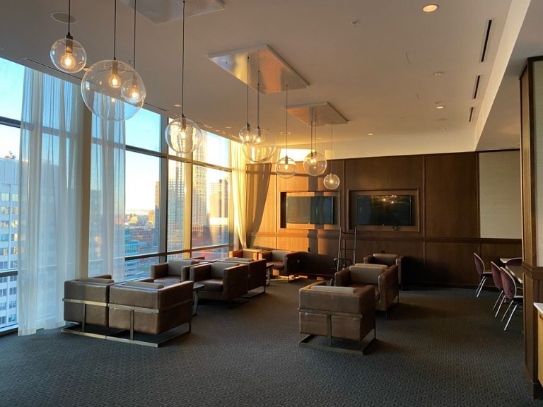 フロント階にはゆったり寛げるスペースも