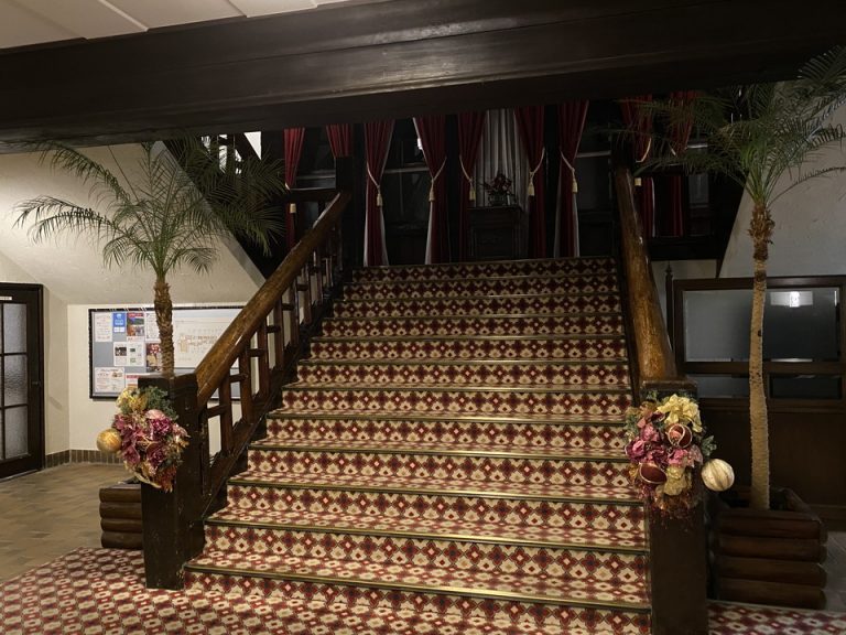 メインの階段 1階から2階方向